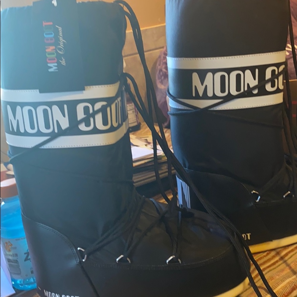 Moon boots never worn